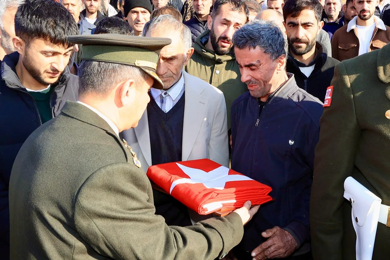 Cenazedeki o anlar gündem olmuştu: Şehit babasının terlikli görüntüsüyle ilgili gerçek bambaşka çıktı