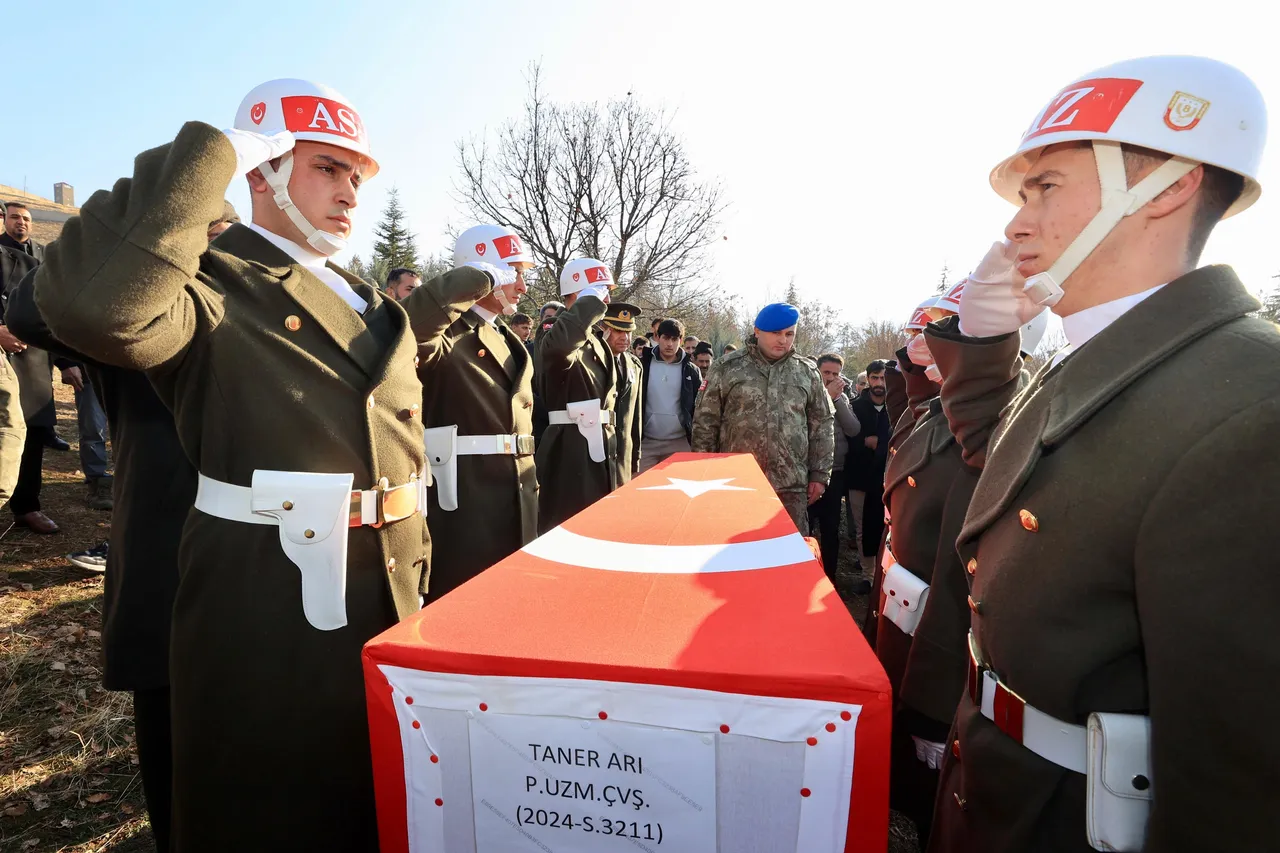 Cenazedeki o anlar gündem olmuştu: Şehit babasının terlikli görüntüsüyle ilgili gerçek bambaşka çıktı