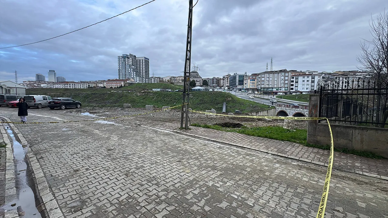 Esenyurt'ta otomobilin düştüğü çukurla ilgili bilimsel uyarı! Bölgedeki binalar tehlikede mi?