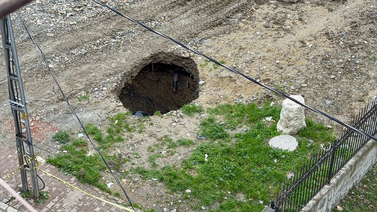Esenyurt'ta otomobilin düştüğü çukurla ilgili bilimsel uyarı! Bölgedeki binalar tehlikede mi?