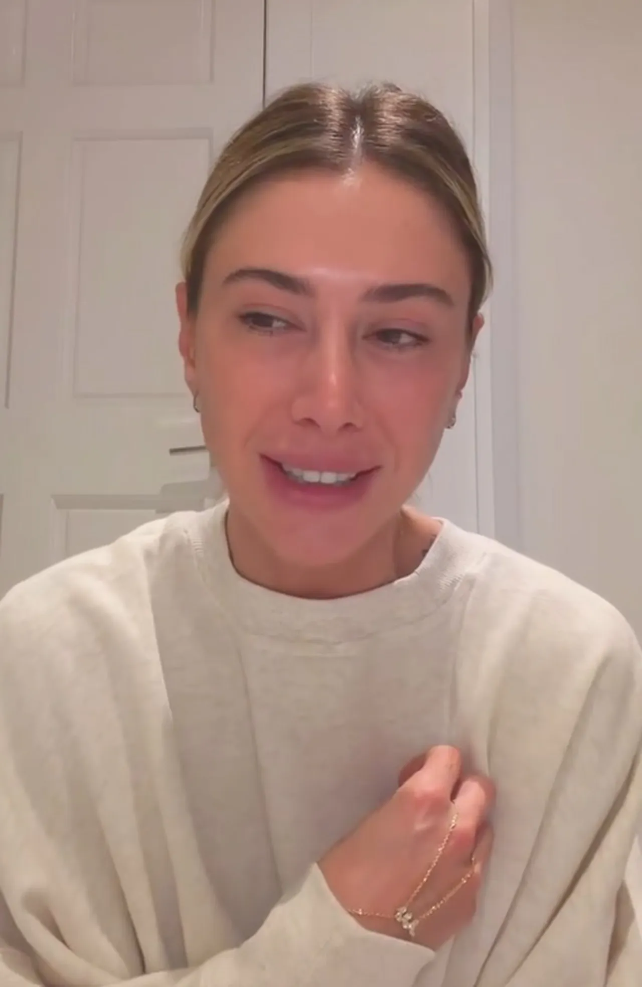 Hakkında yakalama karar çıkarılan Şeyma Subaşı’dan videolu mesaj! ‘Allah’ yazılı takısı dikkat çekti