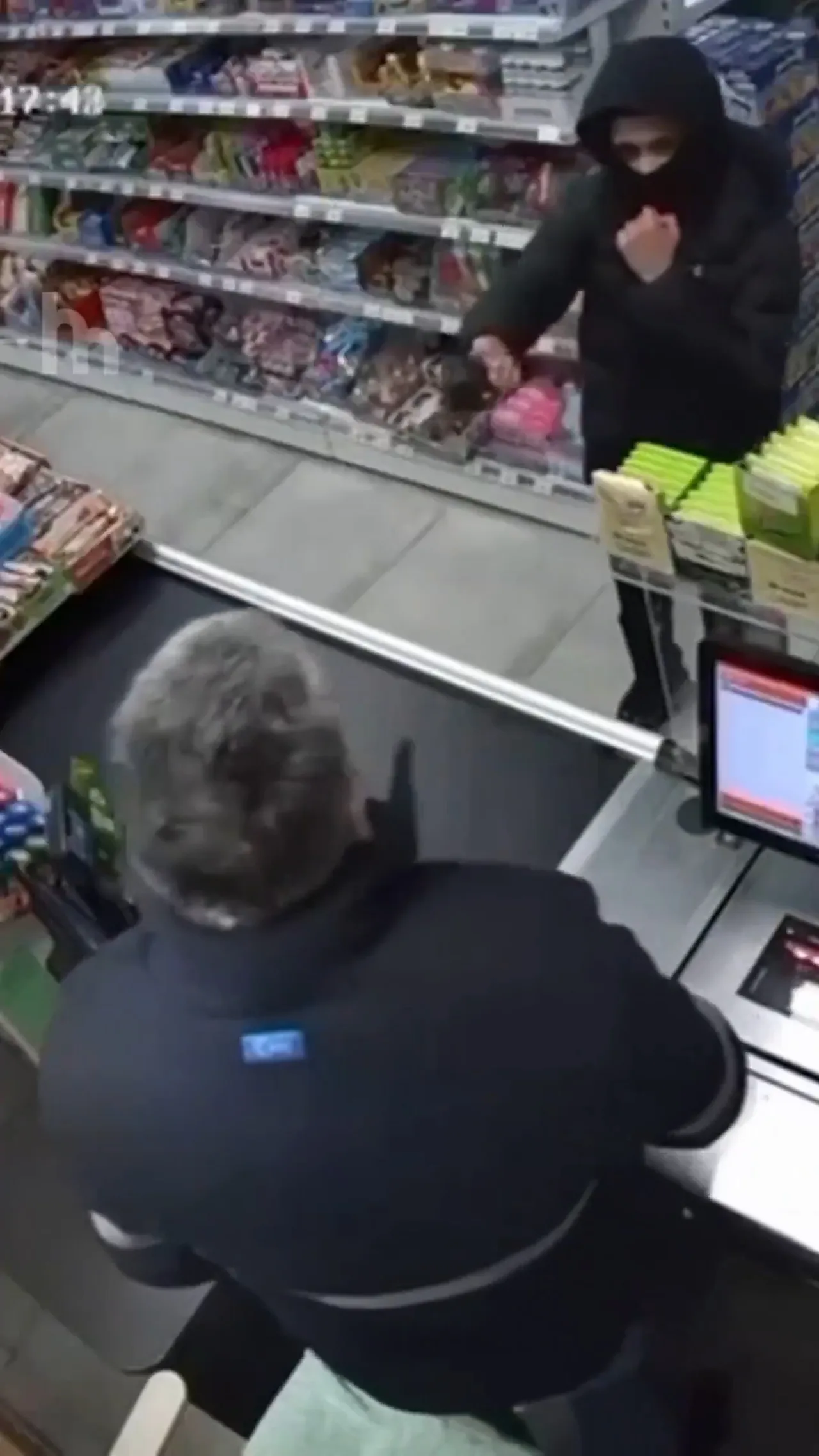 Hollanda, Türk esnafı konuşuyor! Marketine giren silahlı hırsızı böyle kovaladı