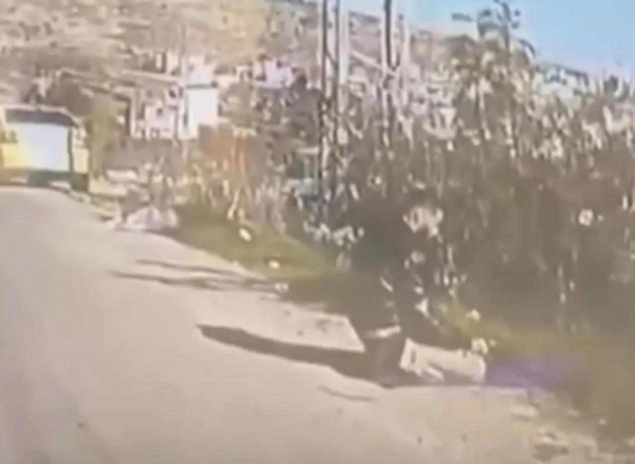 İsrailli askerden alçak davranış! Namaz kılan Filistinliyi ATV ile ezdi