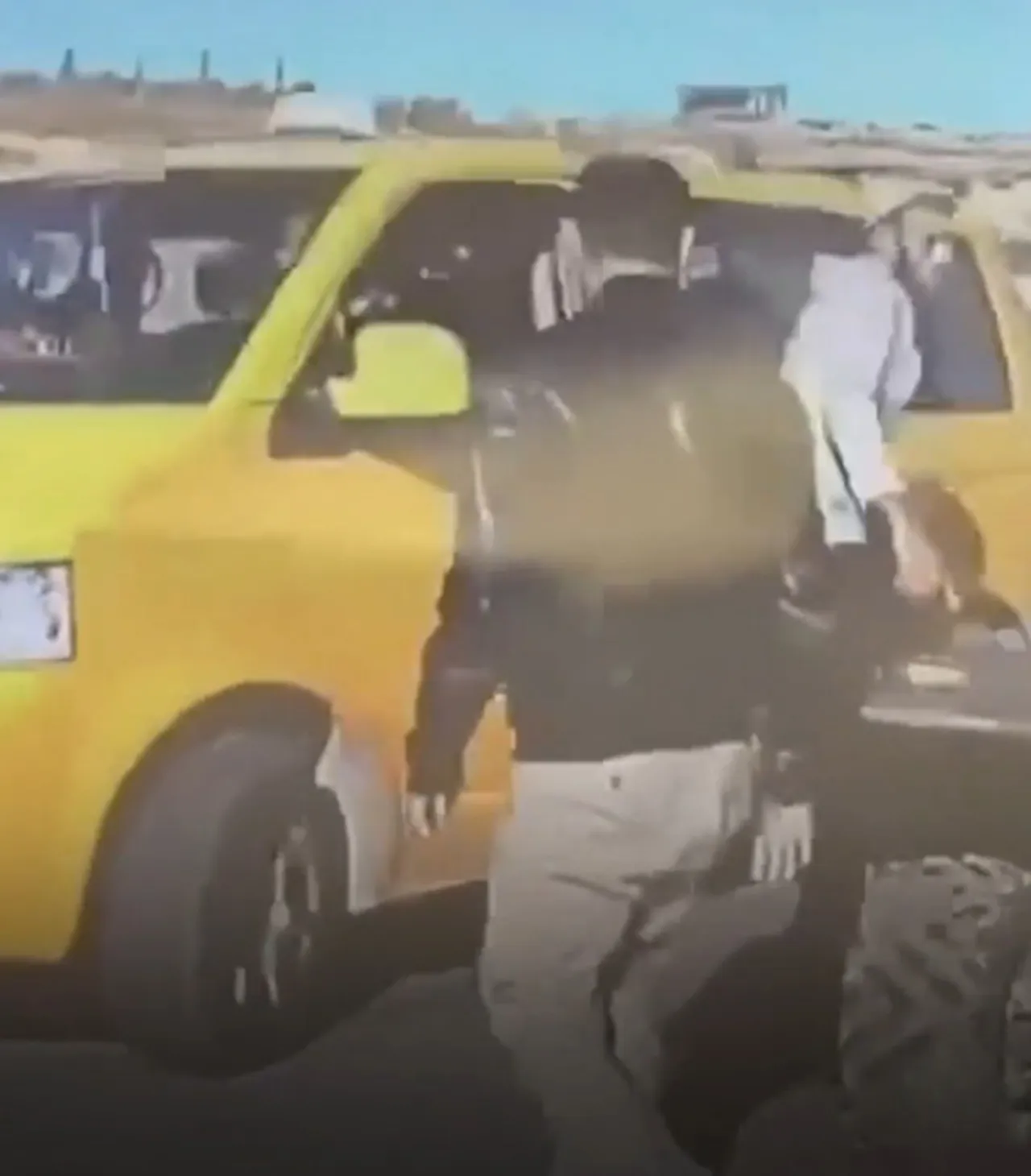 İsrailli askerden alçak davranış! Namaz kılan Filistinliyi ATV ile ezdi