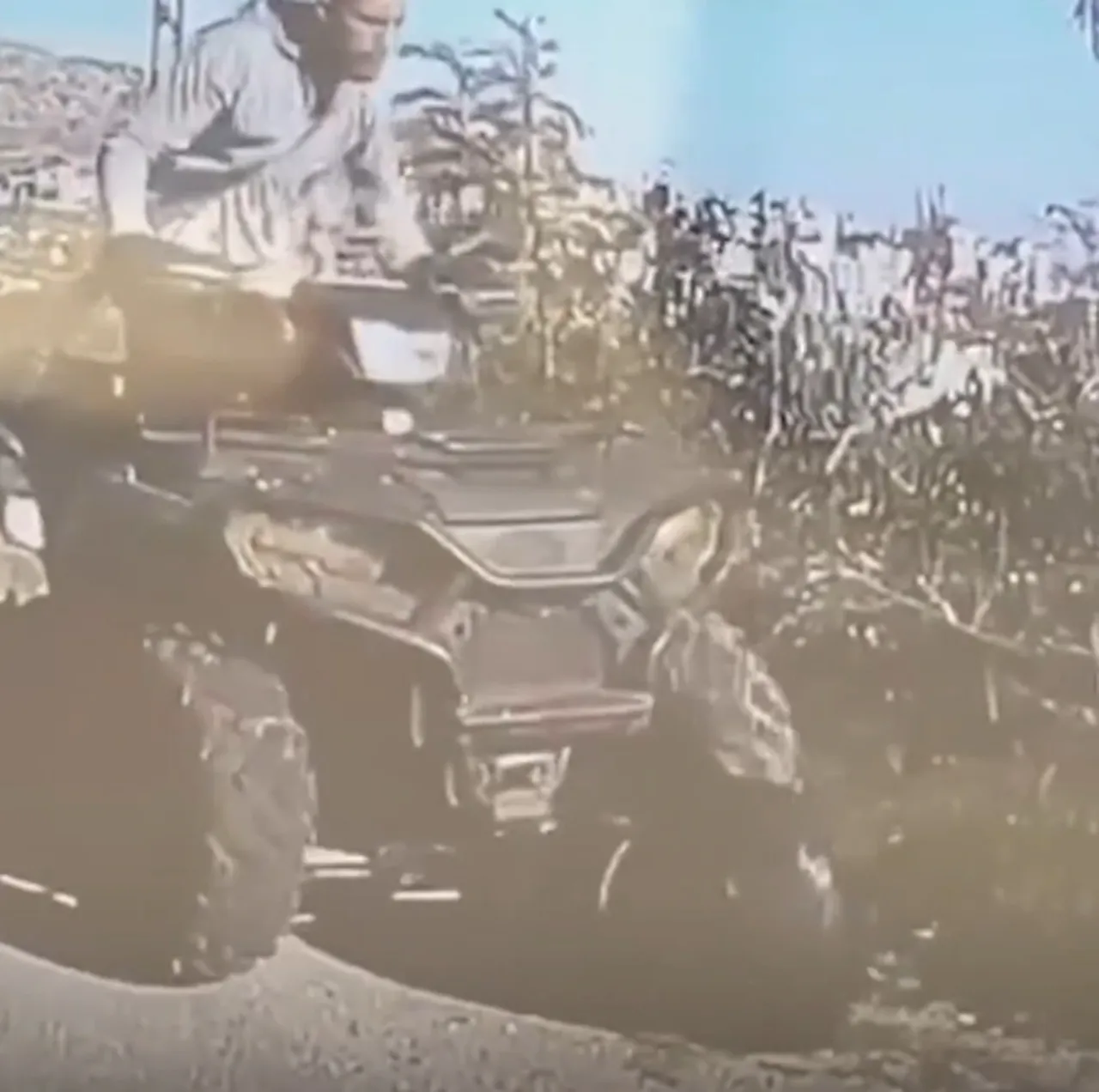 İsrailli askerden alçak davranış! Namaz kılan Filistinliyi ATV ile ezdi