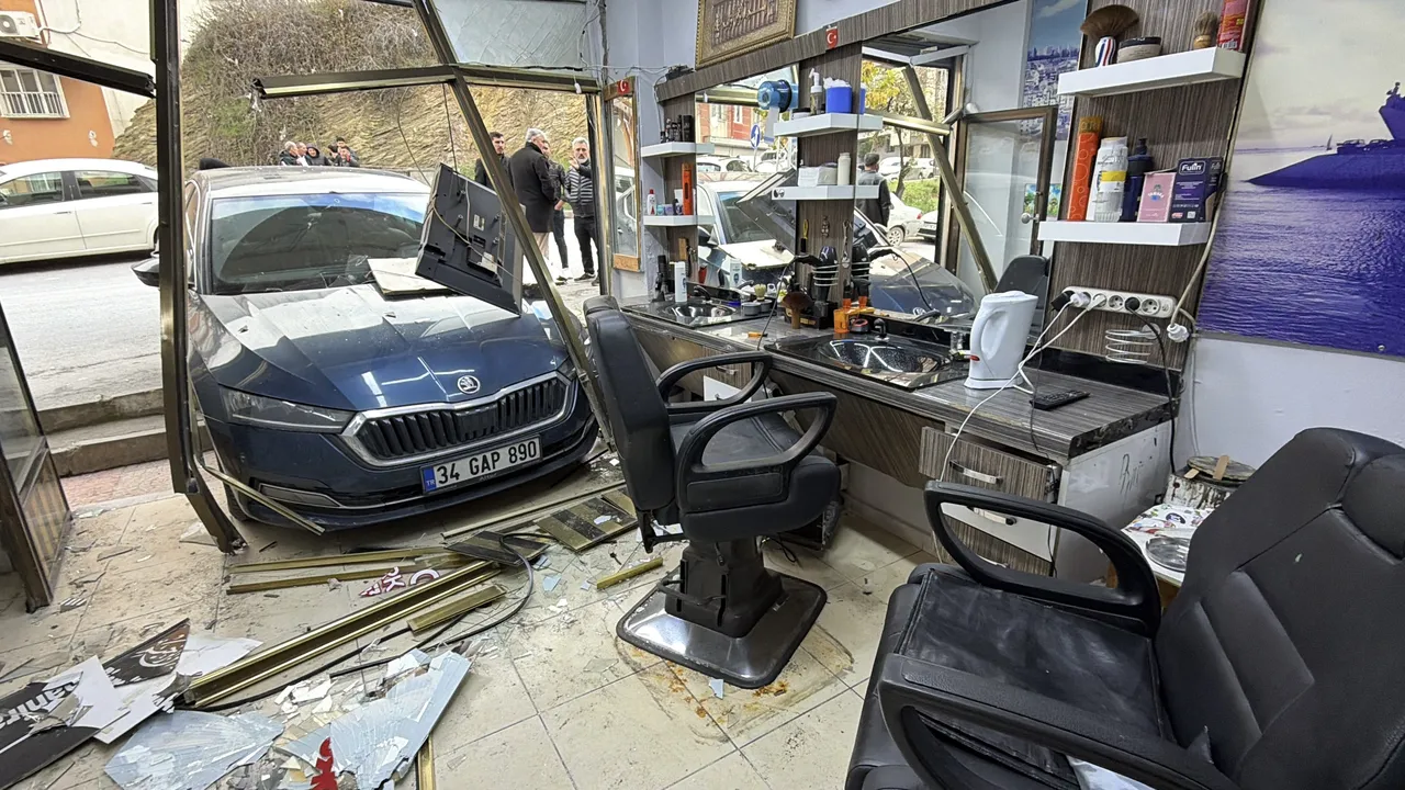 İstanbul’da tuhaf kaza: Tıraş olan müşteriye otomobil çarptı