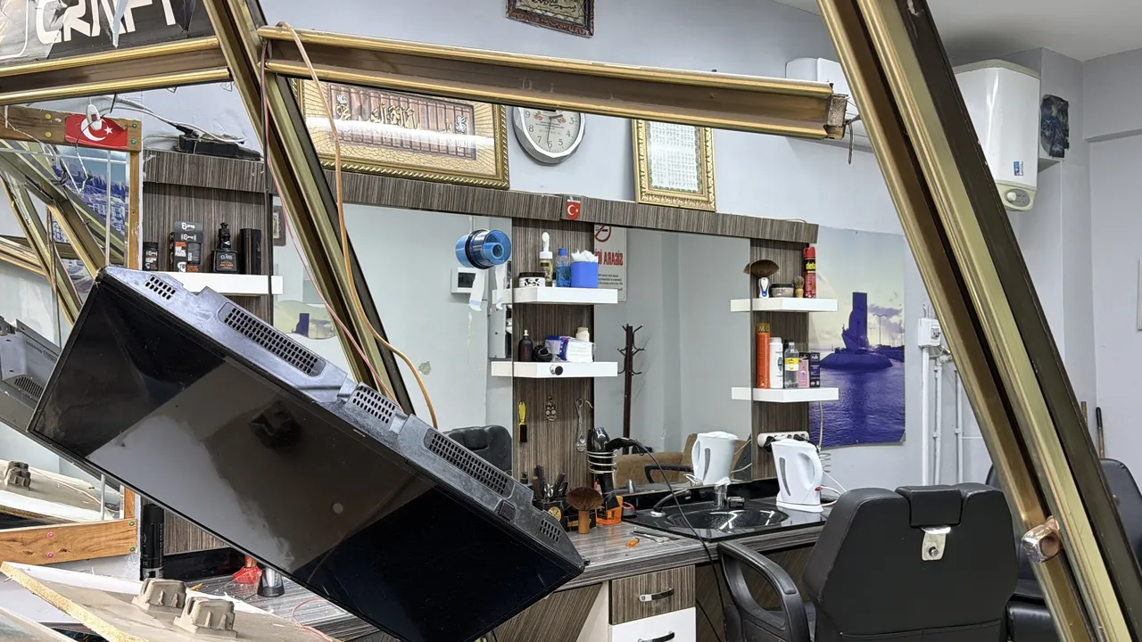 İstanbul’da tuhaf kaza: Tıraş olan müşteriye otomobil çarptı