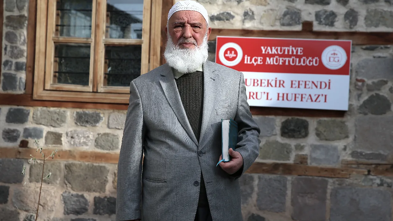 Kur’an aşkı yaş tanımıyor: Erzurum’da 75 yaşındaki hafız gençlerle ezber tazeliyor