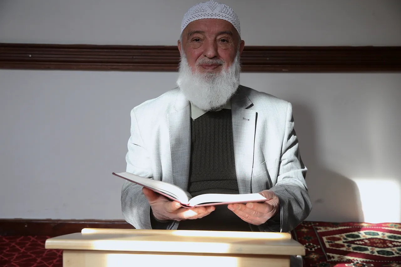 Kur’an aşkı yaş tanımıyor: Erzurum’da 75 yaşındaki hafız gençlerle ezber tazeliyor