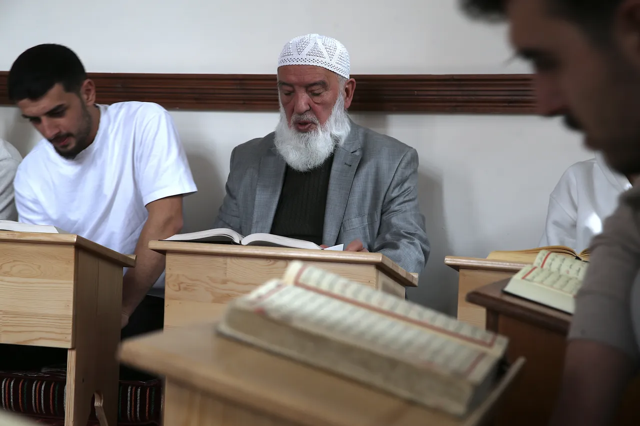 Kur’an aşkı yaş tanımıyor: Erzurum’da 75 yaşındaki hafız gençlerle ezber tazeliyor