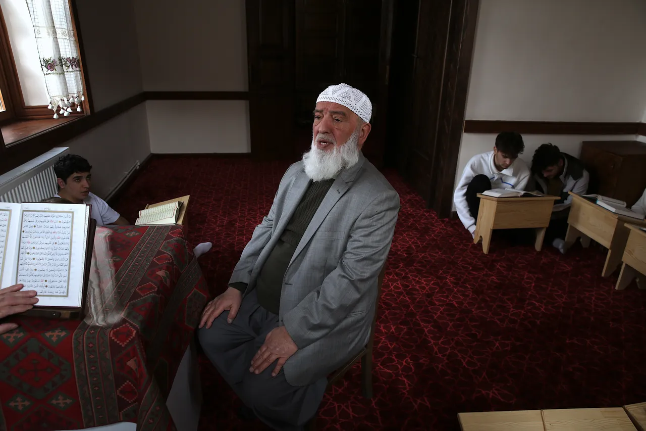 Kur’an aşkı yaş tanımıyor: Erzurum’da 75 yaşındaki hafız gençlerle ezber tazeliyor