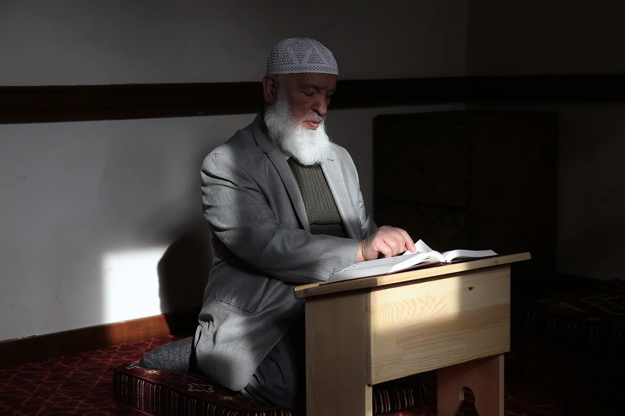 Kur’an aşkı yaş tanımıyor: Erzurum’da 75 yaşındaki hafız gençlerle ezber tazeliyor