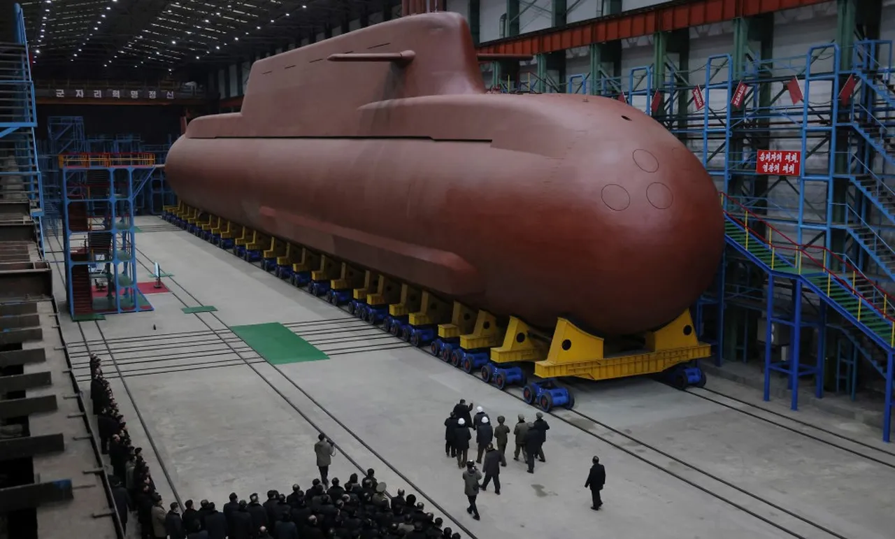 Kuzey Kore lideri Kim yeni nükleer denizaltını denetledi: Düşmanlarımız en acımasızı ile karşılacak
