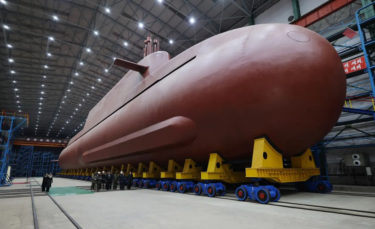 Kuzey Kore lideri Kim yeni nükleer denizaltını denetledi: Düşmanlarımız en acımasızı ile karşılacak