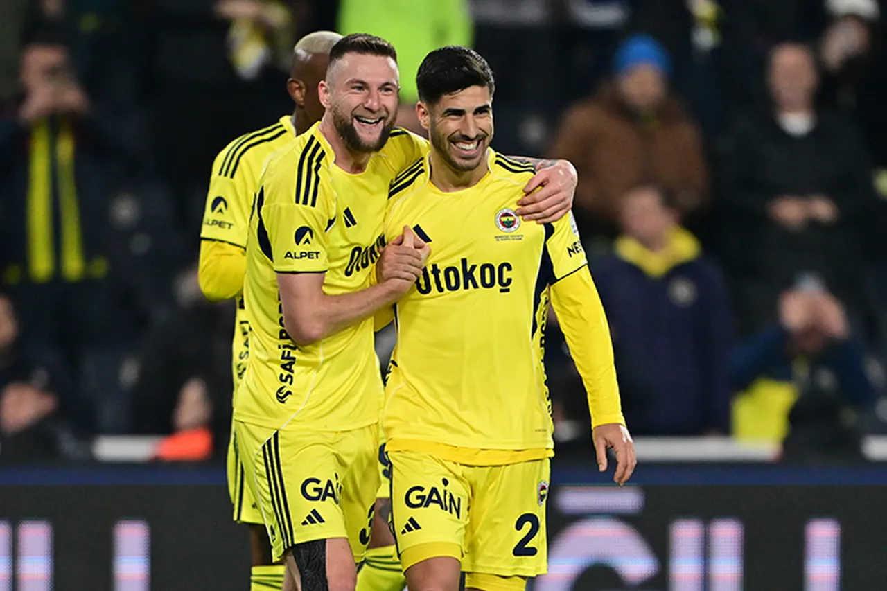 Asensio, Fenerbahçe formasıyla 3 kulvarda 19 maçta 1422 dakika süre aldı