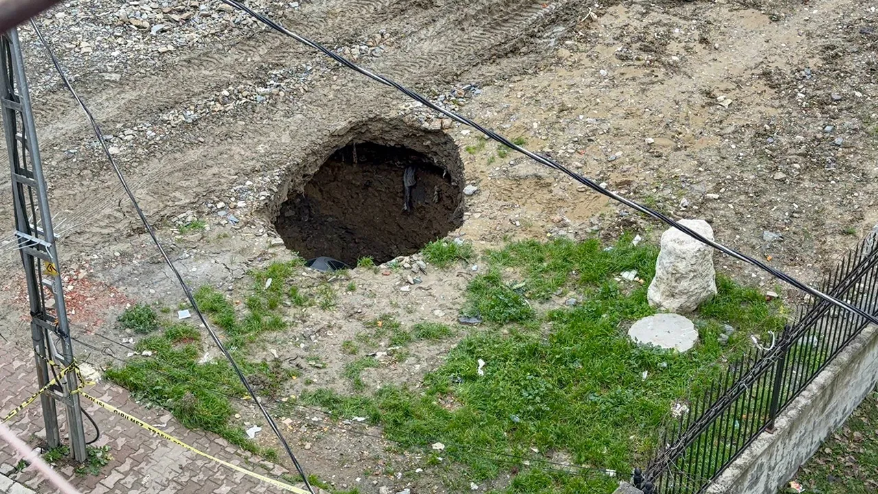 Park halindeki araç çukura düştü! Sahibi sitem etti: Gömün gitsin