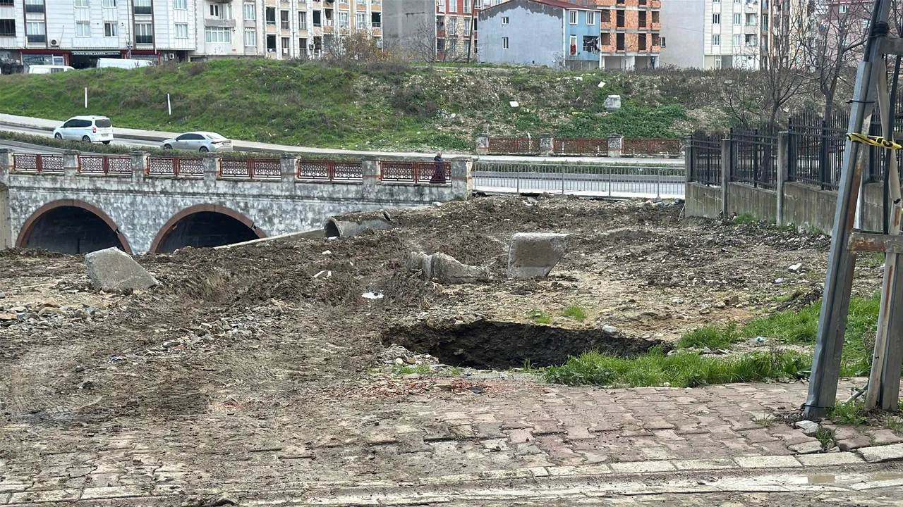 Park halindeki araç çukura düştü! Sahibi sitem etti: Gömün gitsin