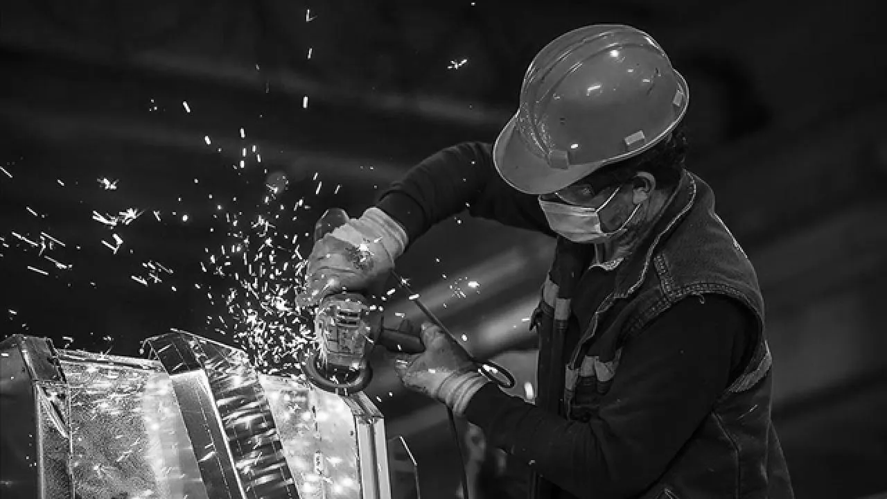 Resmi Gazete’de yayımlandı: 66 meslekte yeni dönem! Belgesi olmayan çalışamayacak