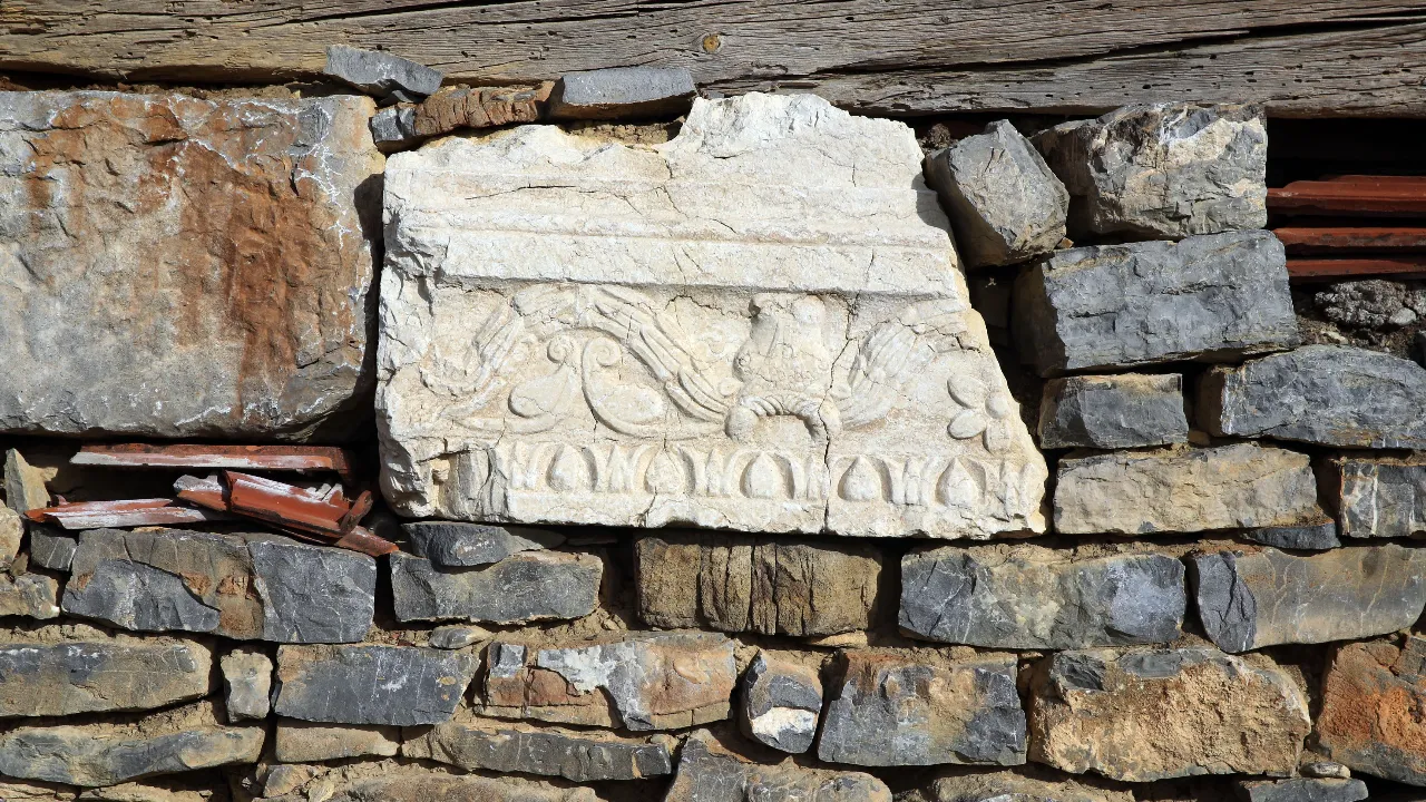 Roma dönemine ait Meyre Zeus tapınağı köy evlerinin temelinde yaşıyor