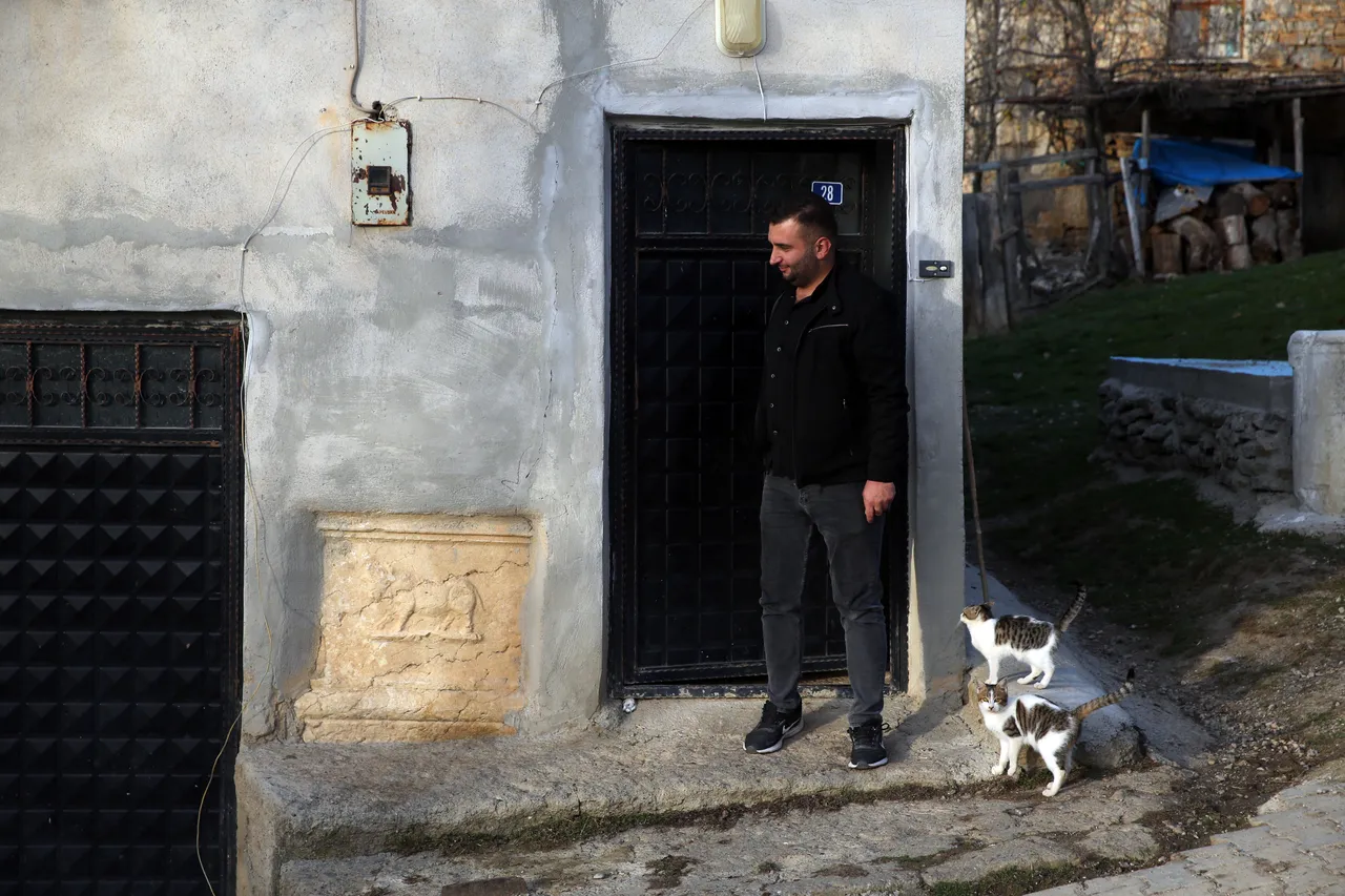 Roma dönemine ait Meyre Zeus tapınağı köy evlerinin temelinde yaşıyor