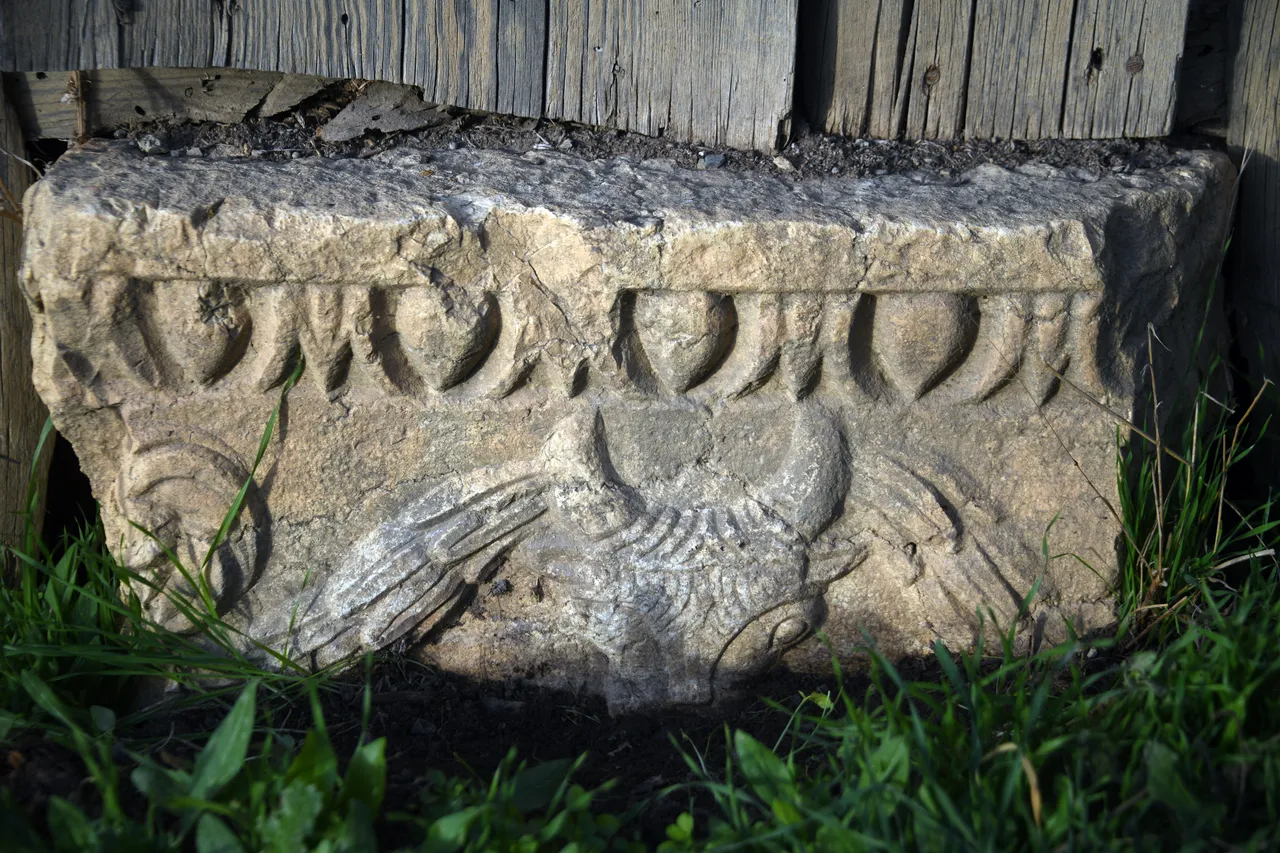 Roma dönemine ait Meyre Zeus tapınağı köy evlerinin temelinde yaşıyor