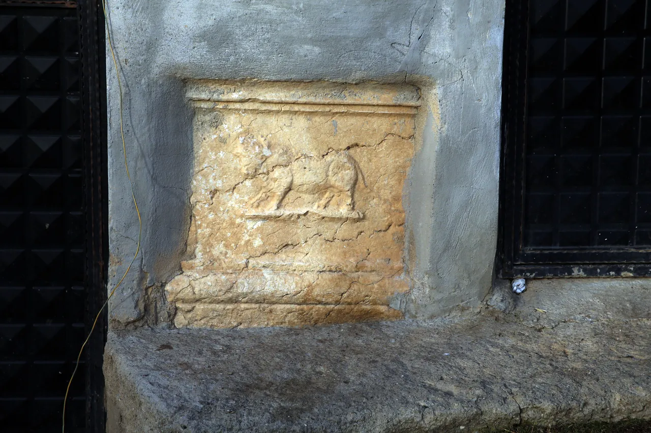 Roma dönemine ait Meyre Zeus tapınağı köy evlerinin temelinde yaşıyor