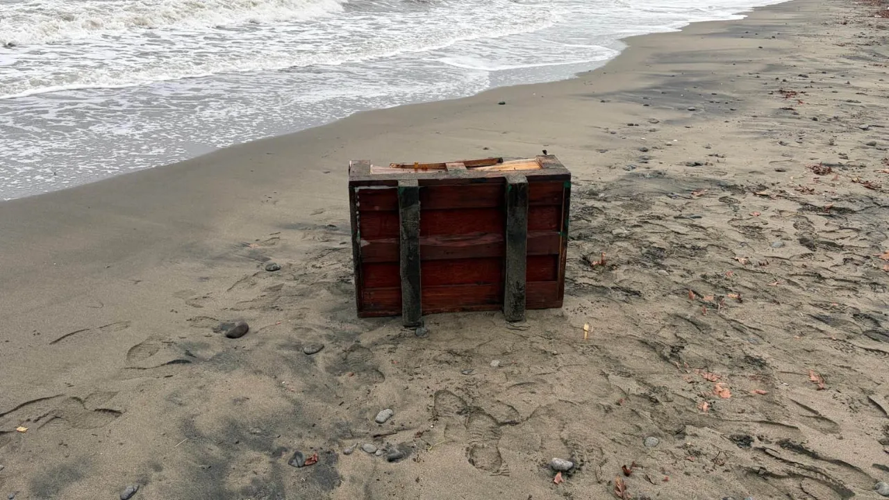 Samsun sahilinde üzerinde Rusça yazılar olan sandık polisi alarma geçirdi!