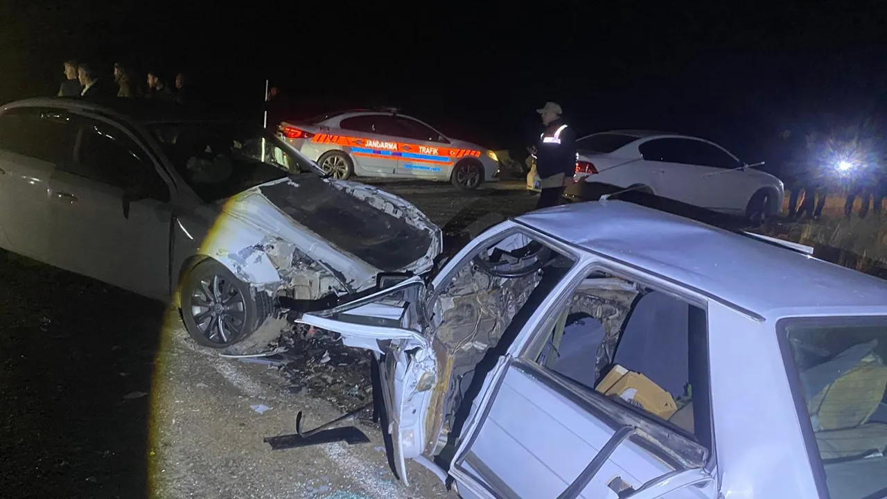 Siverek-Viranşehir yolunda can pazarı! Araçlar hurdaya döndü, çok sayıda yaralı var