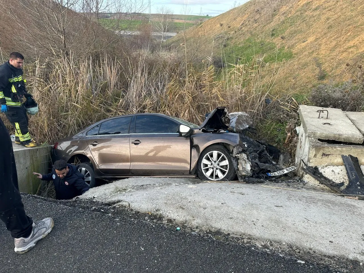 Tekirdağda su kanalına düşen otomobilde sıkışan çift ölümden döndü