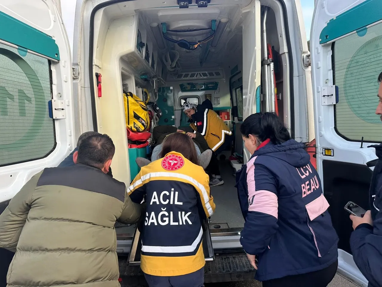 Tekirdağda su kanalına düşen otomobilde sıkışan çift ölümden döndü