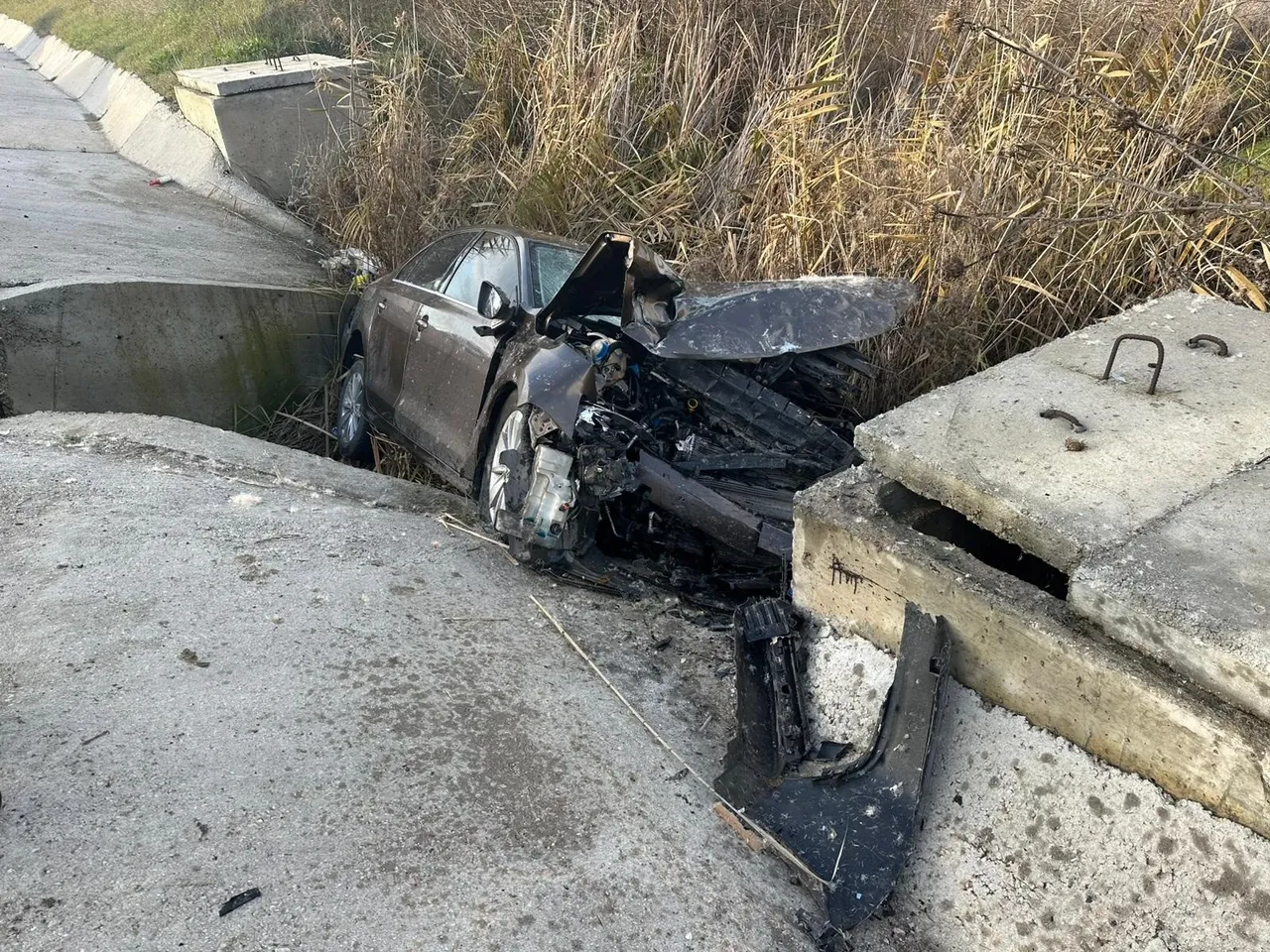 Tekirdağda su kanalına düşen otomobilde sıkışan çift ölümden döndü