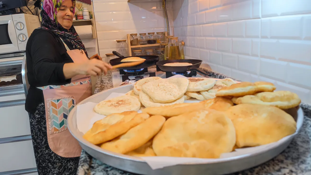Üç ayların bereketi camilerde paylaşılıyor: ilk namaz çöreği geleneği sürüyor