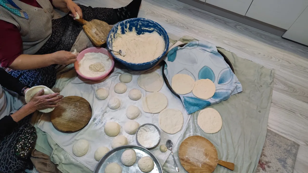 Üç ayların bereketi camilerde paylaşılıyor: ilk namaz çöreği geleneği sürüyor