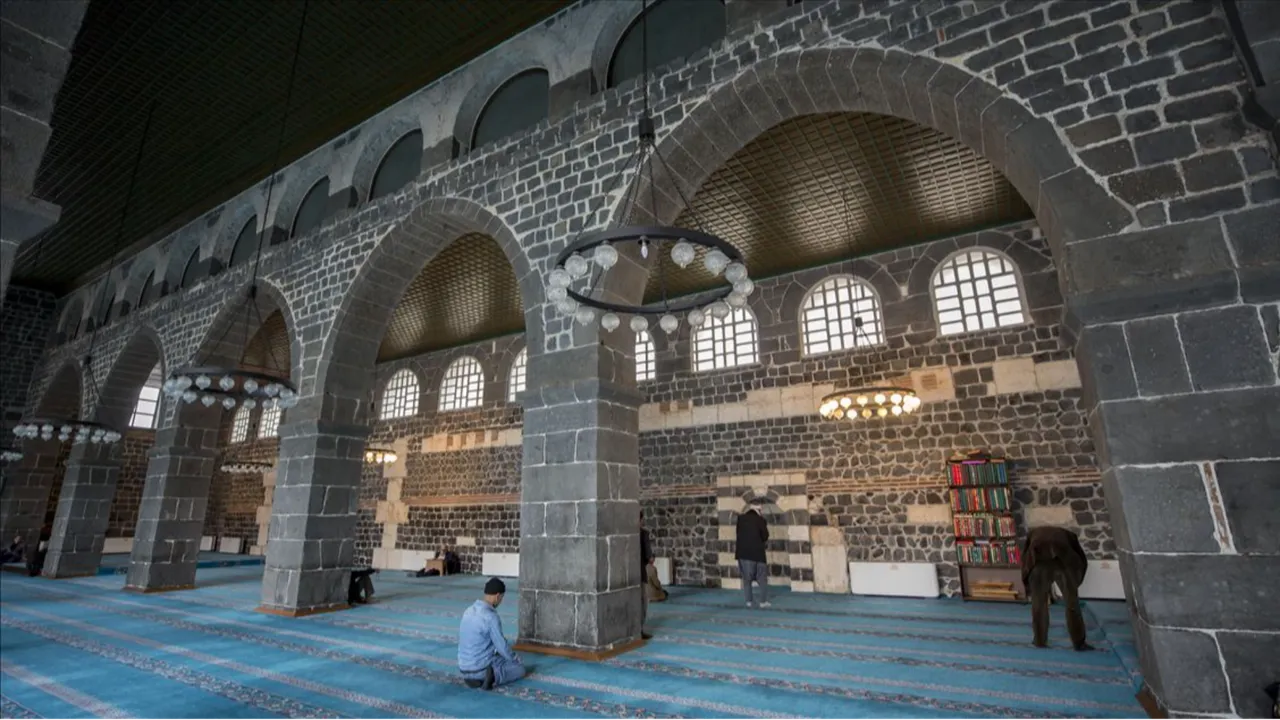 Üç ayların ilk cuma namazı vakitleri paylaşıldı! Bugün cuma namazı saat kaçta başlayacak/bitecek?