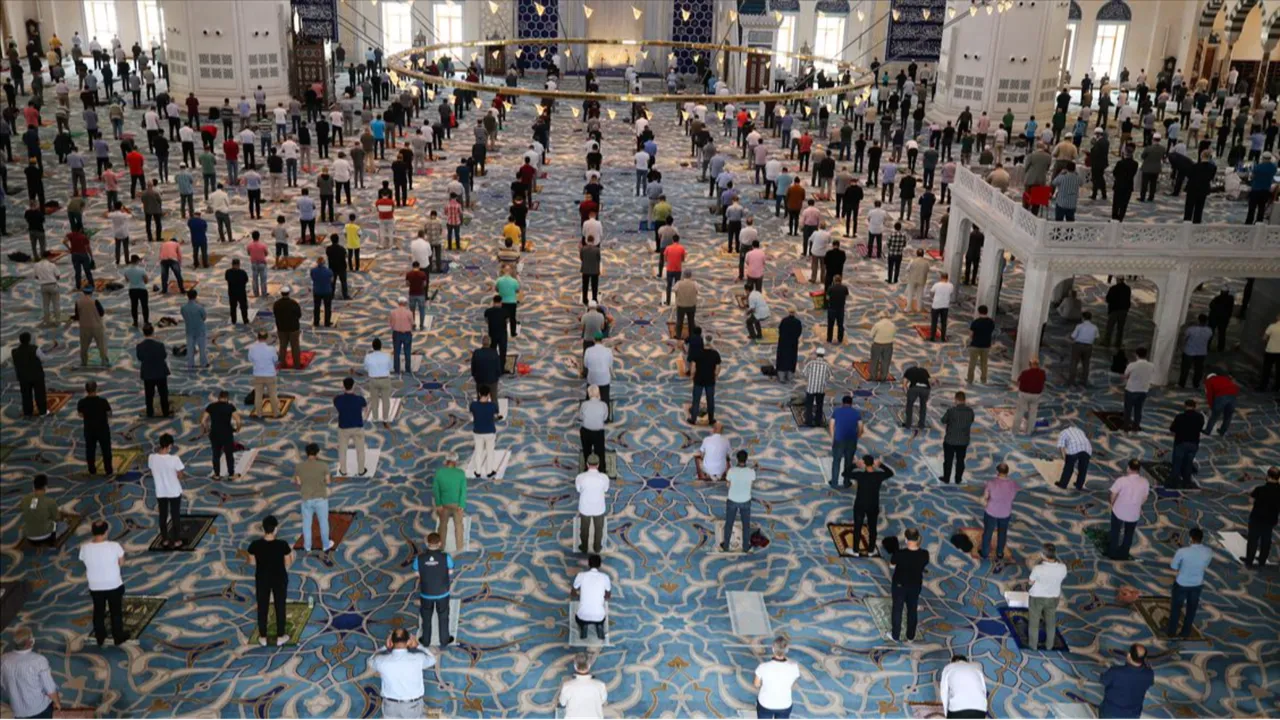 Üç ayların ilk cuma namazı vakitleri paylaşıldı! Bugün cuma namazı saat kaçta başlayacak/bitecek?