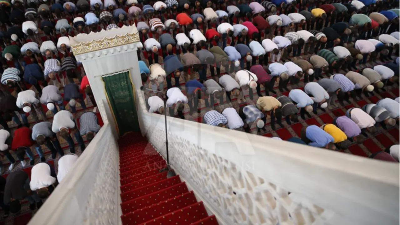 Üç ayların ilk cuma namazı vakitleri paylaşıldı! Bugün cuma namazı saat kaçta başlayacak/bitecek?