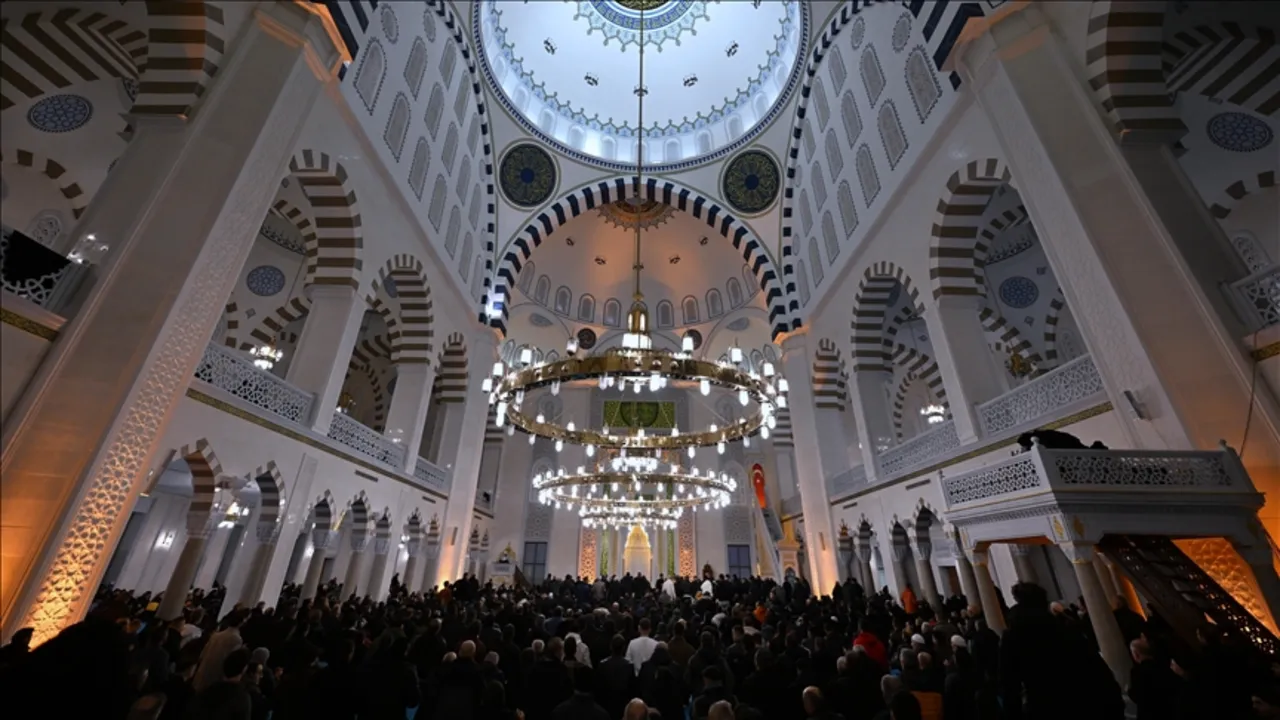 Üç ayların ilk cuma namazı vakitleri paylaşıldı! Bugün cuma namazı saat kaçta başlayacak/bitecek?