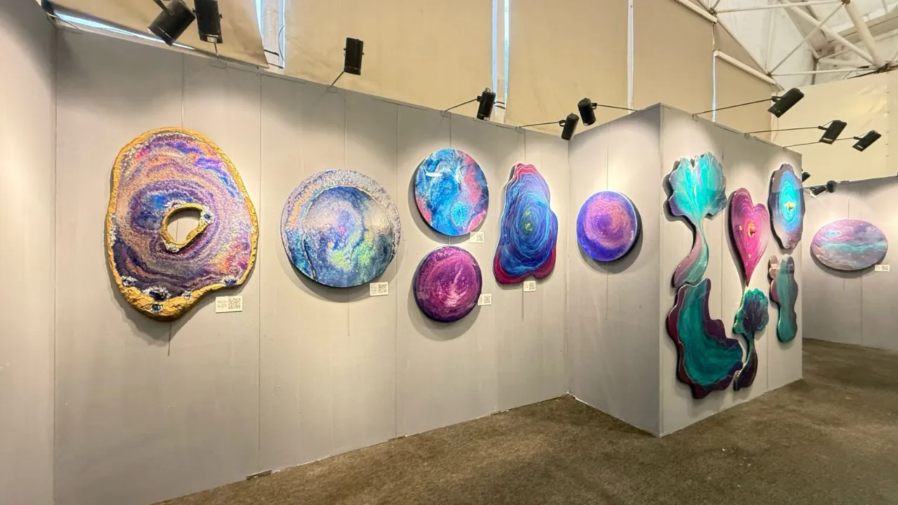 “Zamanın Ötesinde”: İffet Saraçoğulları’ndan zamansız bir durak