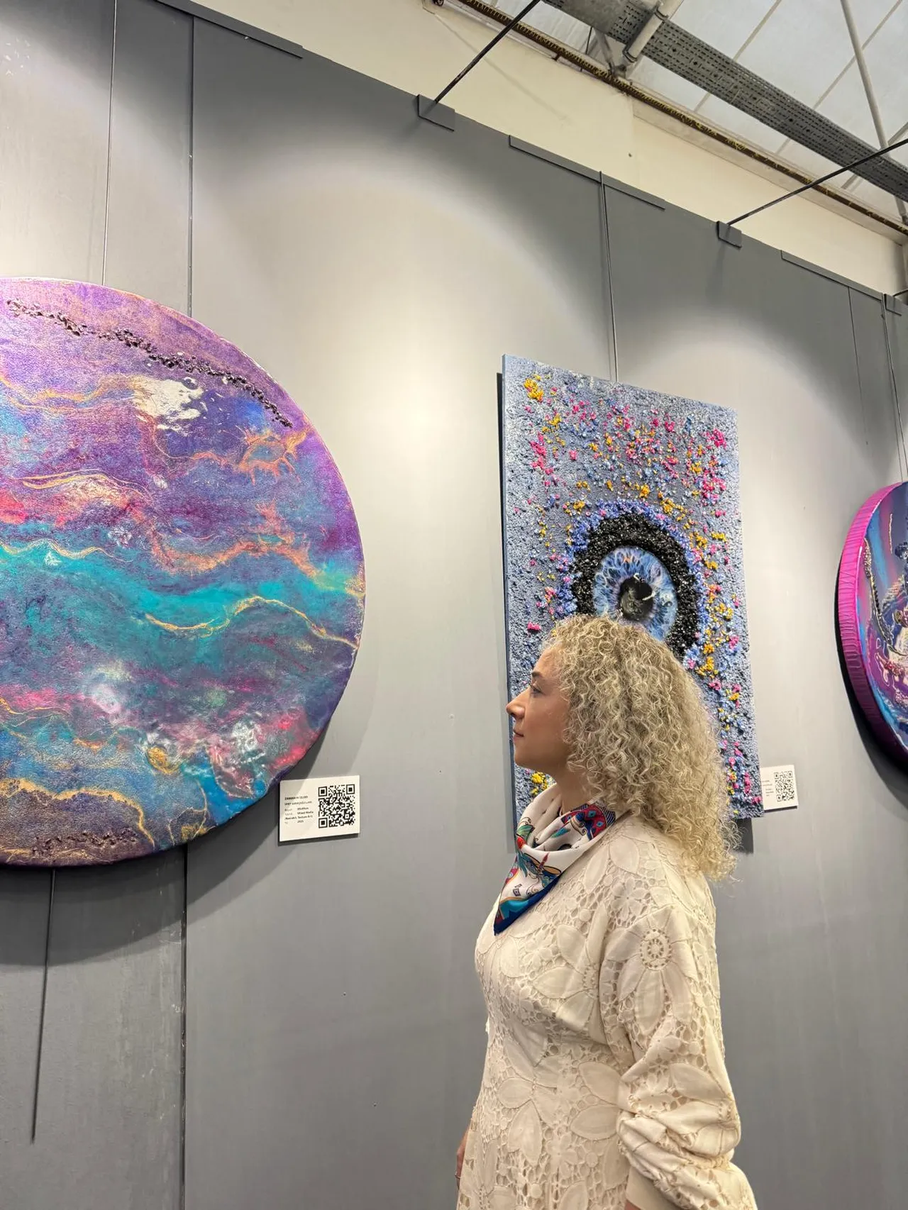 “Zamanın Ötesinde”: İffet Saraçoğulları’ndan zamansız bir durak