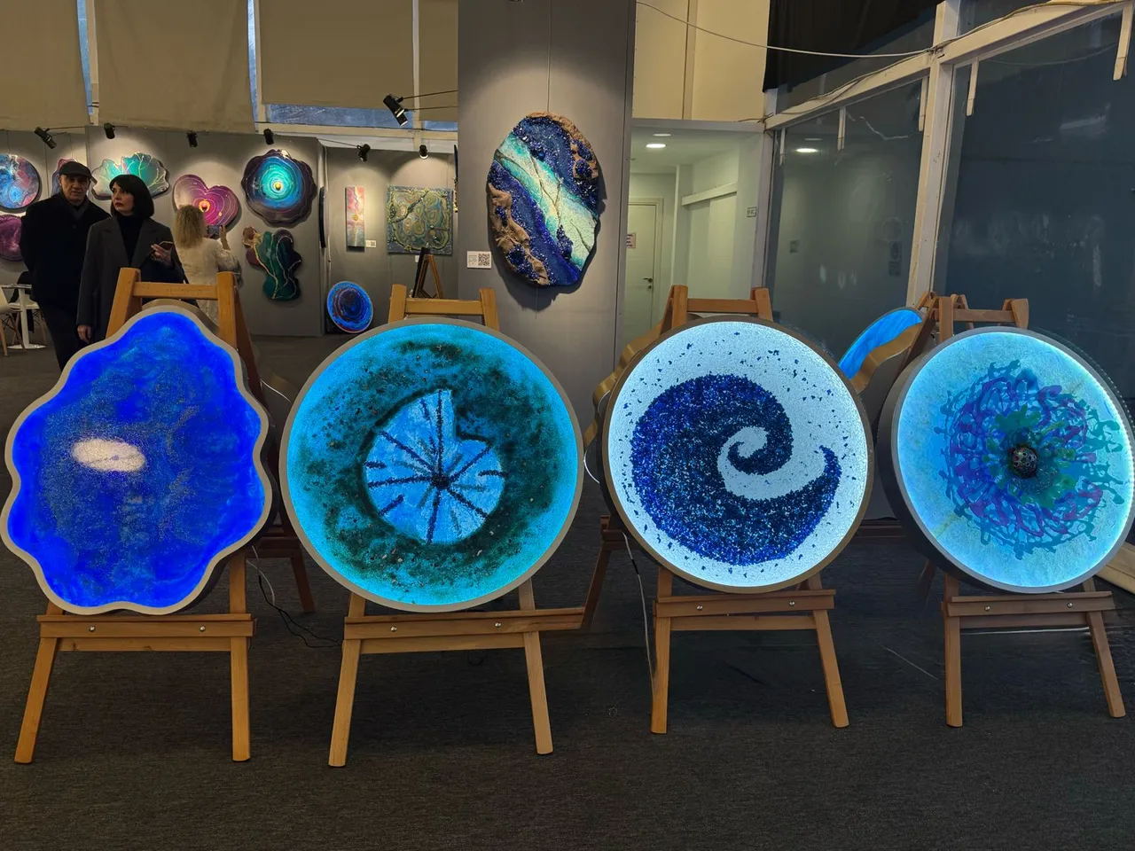 “Zamanın Ötesinde”: İffet Saraçoğulları’ndan zamansız bir durak