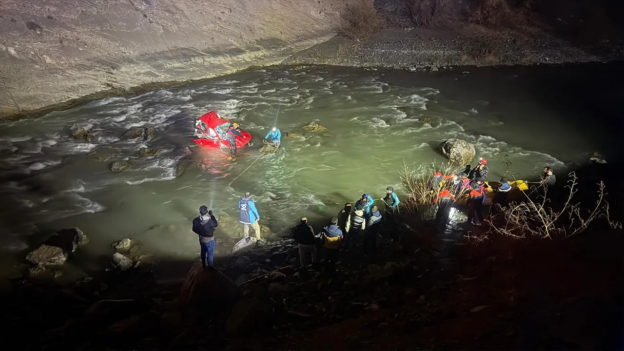 Zap Suyu'nda kabus! Araç 300 metreden düştü, kayıplar aranıyor