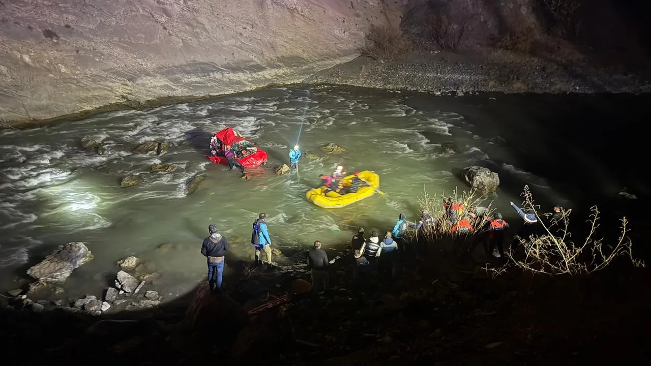 Zap Suyu'nda kabus! Araç 300 metreden düştü, kayıplar aranıyor