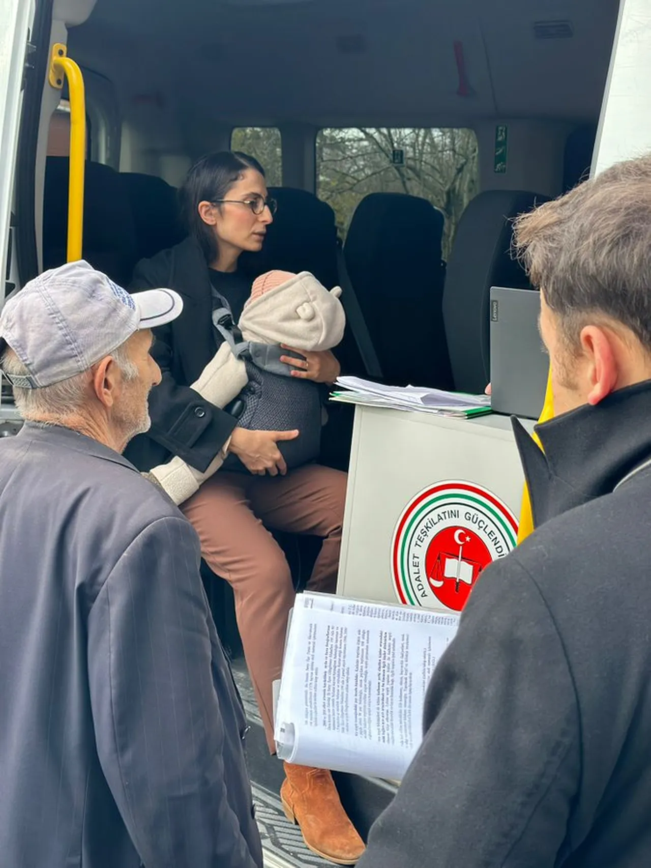 Bakan Tunç, bebeğiyle keşfe çıkan hakimi tebrik etti