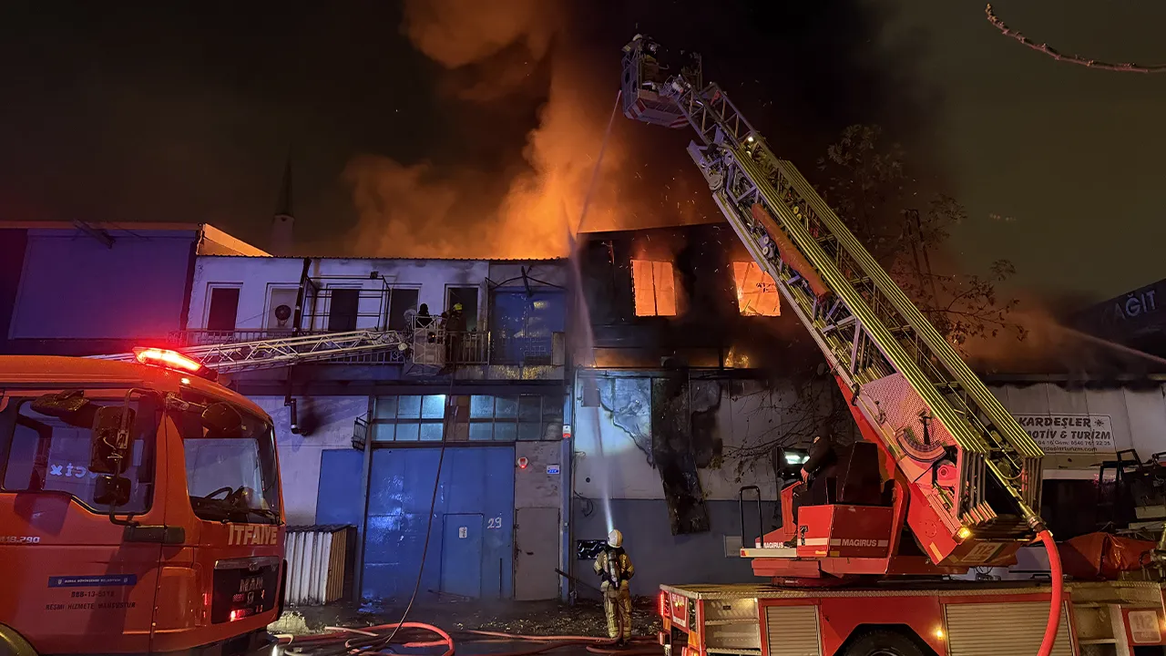 Bursa'da plastik kalıp atölyesinde yangın! Başka iş yerine de sıçradı