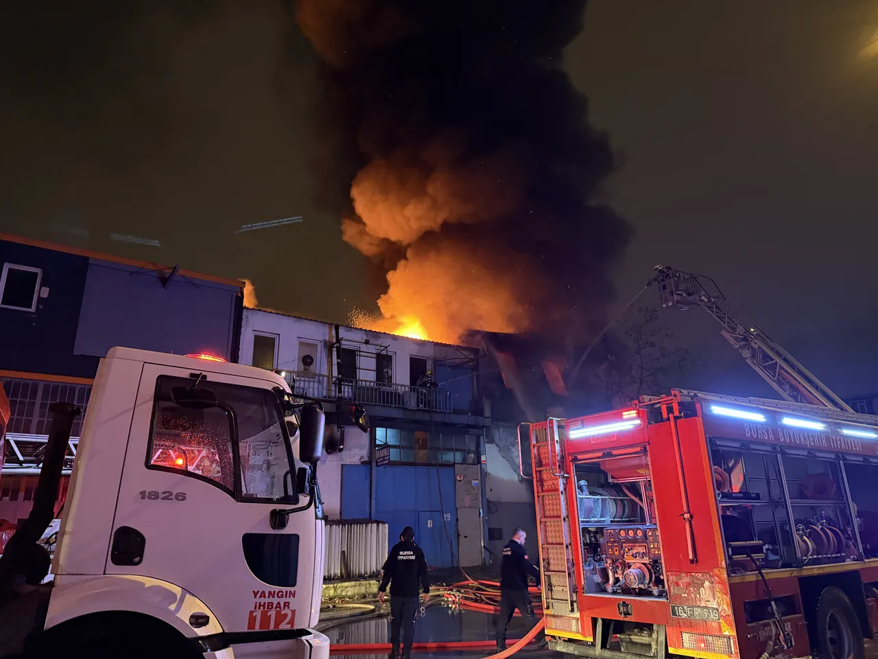 Bursa'da plastik kalıp atölyesinde yangın! Başka iş yerine de sıçradı
