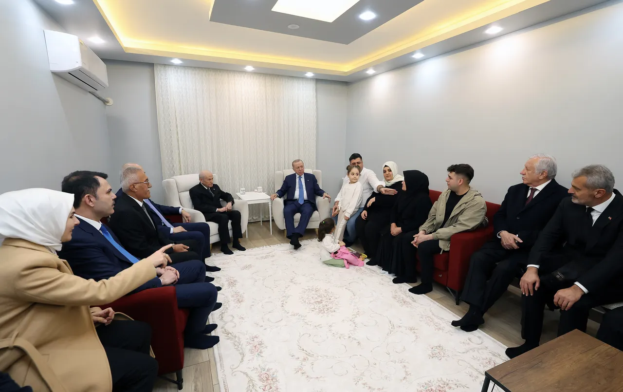 Cumhurbaşkanı Erdoğan'dan depremzede aileye ziyaret