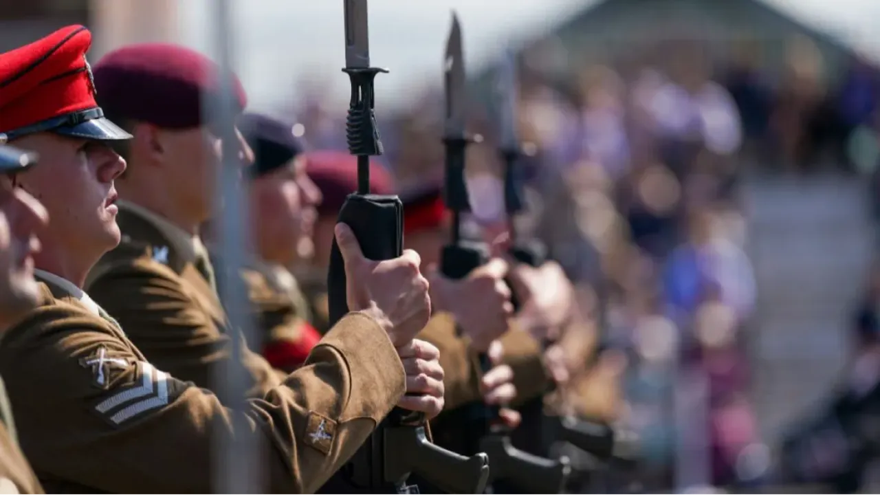Eğitime ara veren gençlere askerlik teklifi! İngiltere yeni planı duyurdu