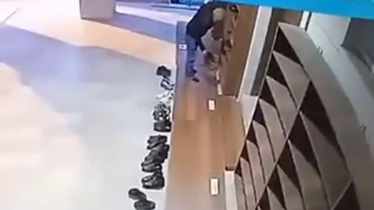 Elazığ'da camide pes dedirten hırsızlık! Kendi ayakkabılarını bırakıp beğendiği botu giydi