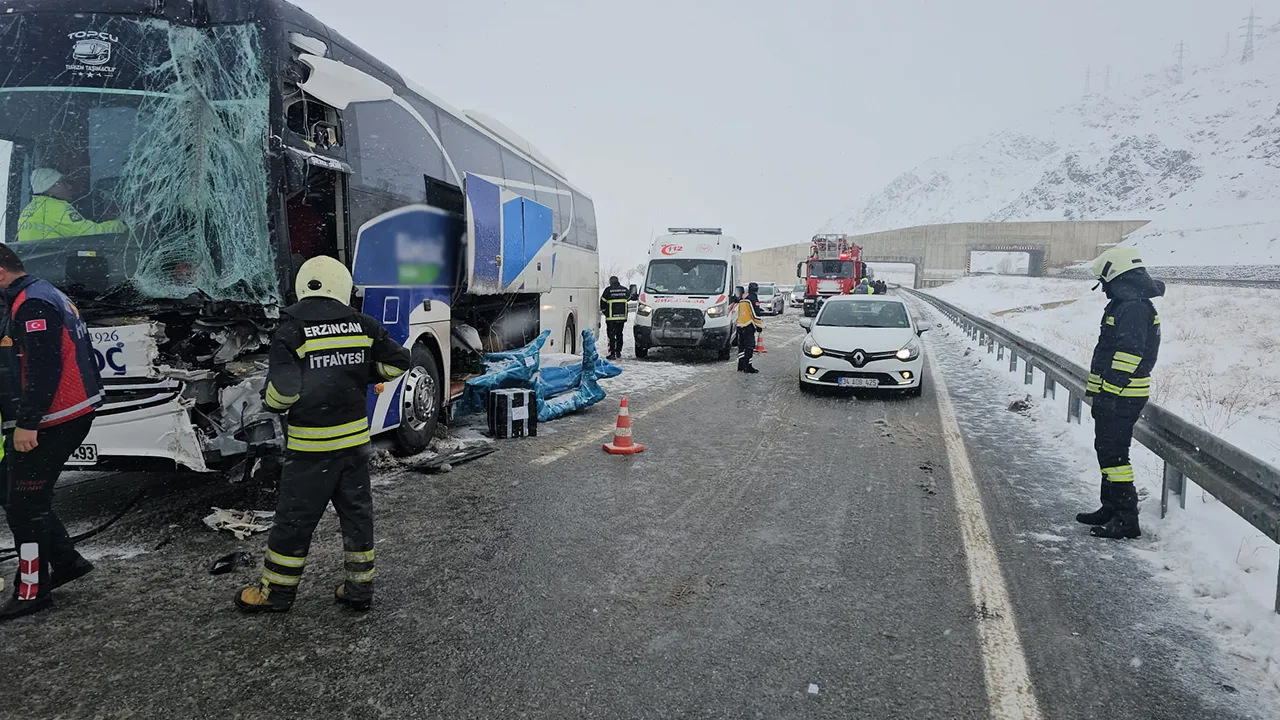Erzincan'da yolcu otobüsü tıra çarptı! Yaralılar var