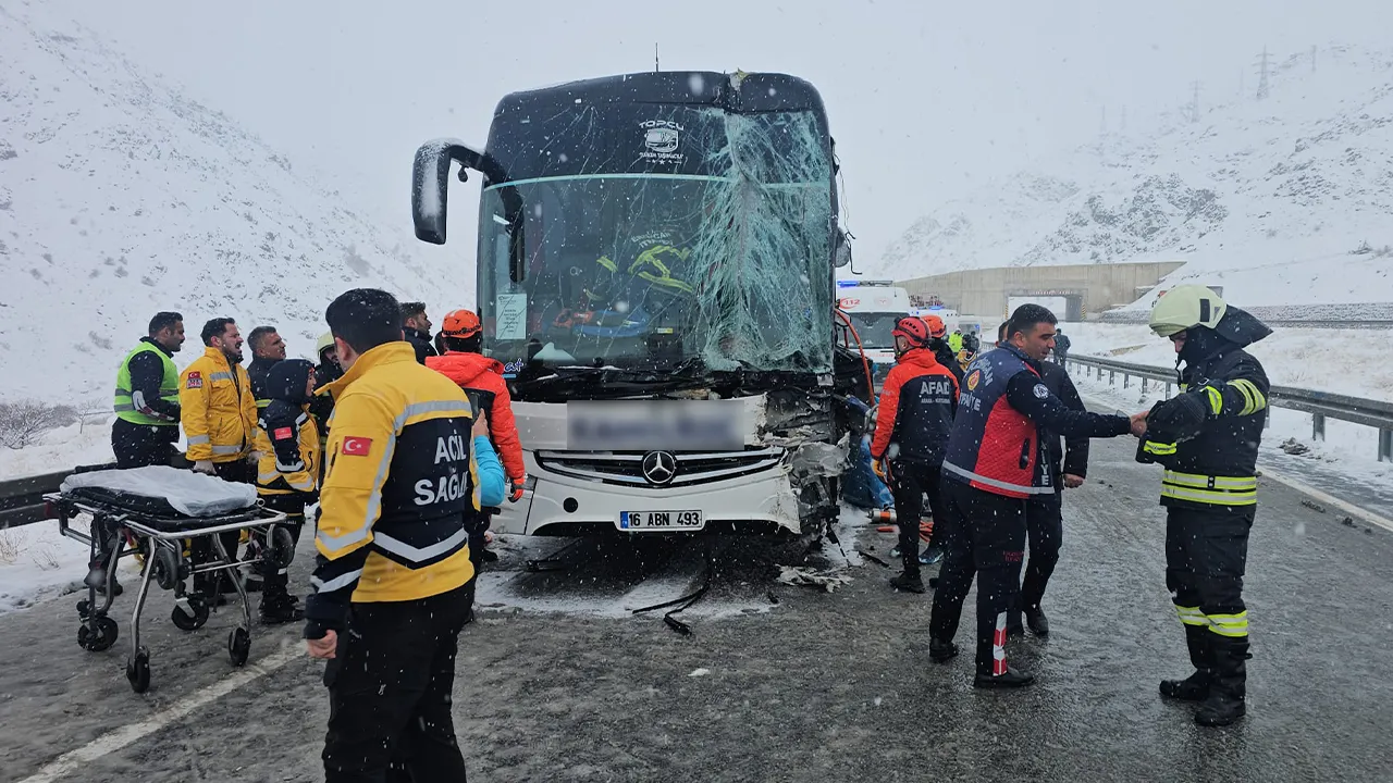 Erzincan'da yolcu otobüsü tıra çarptı! Yaralılar var